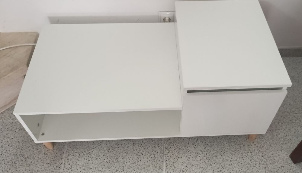 Mesa lateral em perfeito estado.