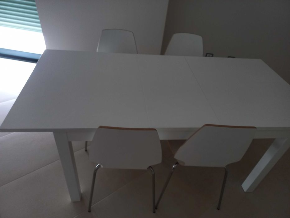 Mesa  extensível + 4 cadeiras