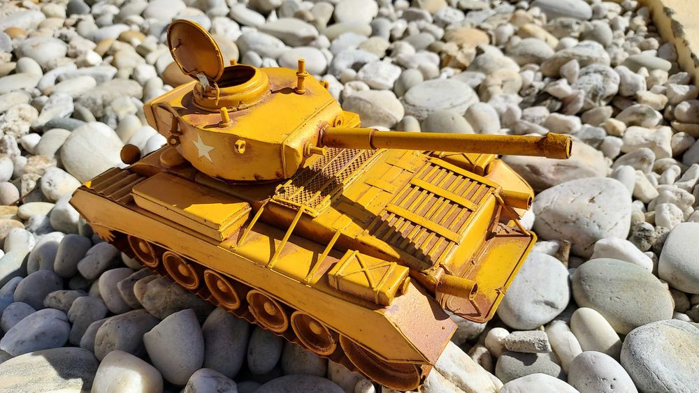 Veiculo militar em chapa para colecionadores ou decoração