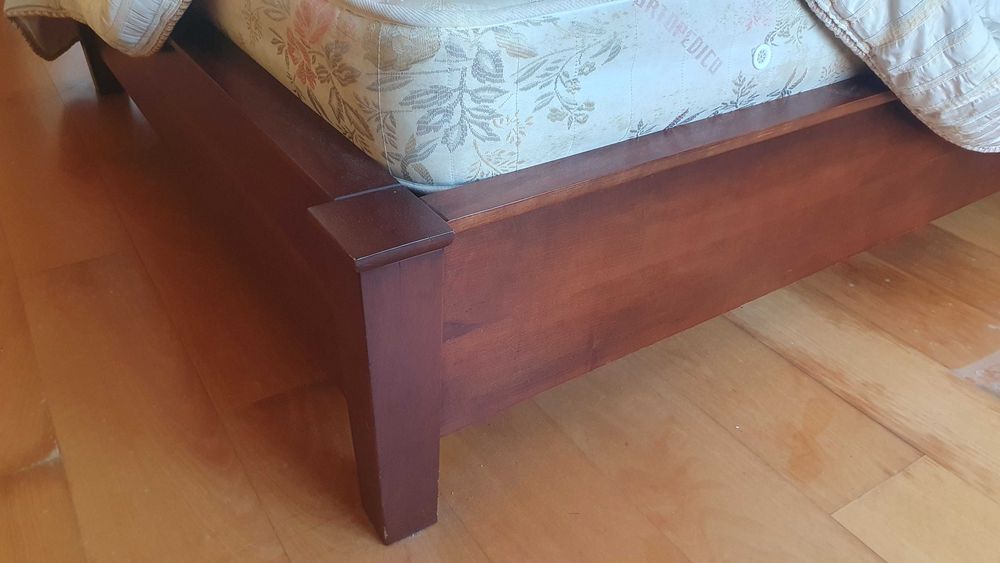 Cama de casal em cerejeira