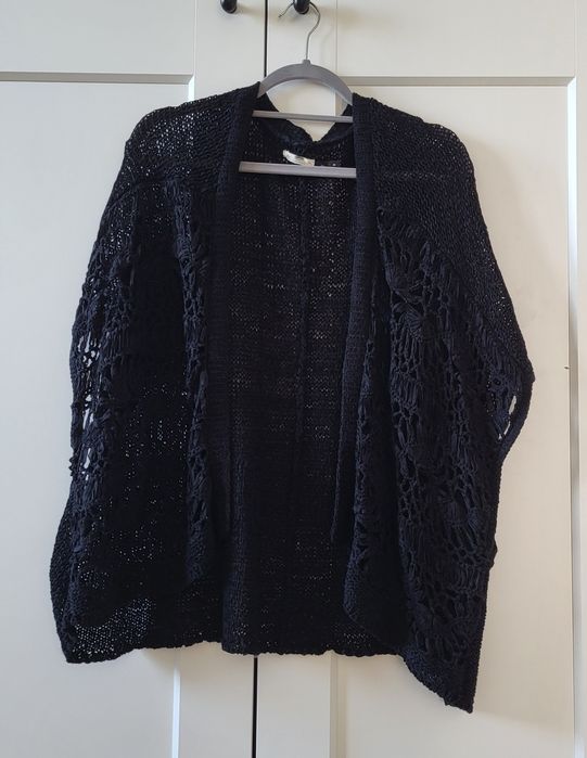 Czarny sweter ażurowy, narzutka Bershka, rozmiar M