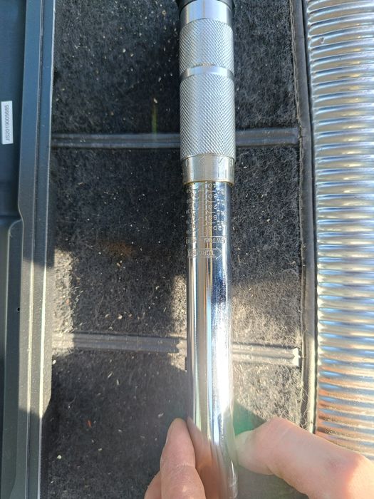 Klucz dynamometryczny 1/2” 40–210 Nm + nasadki – komplet
Sprzedam kluc