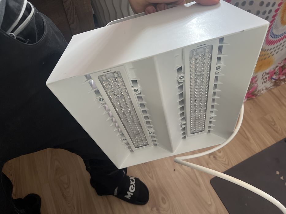 Zumtobel CRAFT M LED lampa halogen oświetlenie garażu