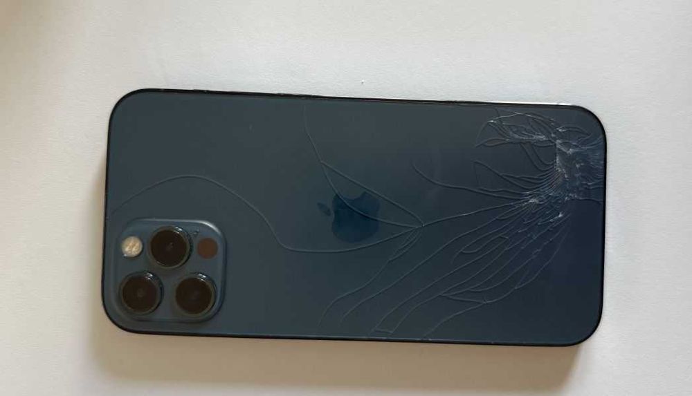 Iphone 12 pro uszkodzone plecki telefonu, ekran w bardzo dobrym stanie