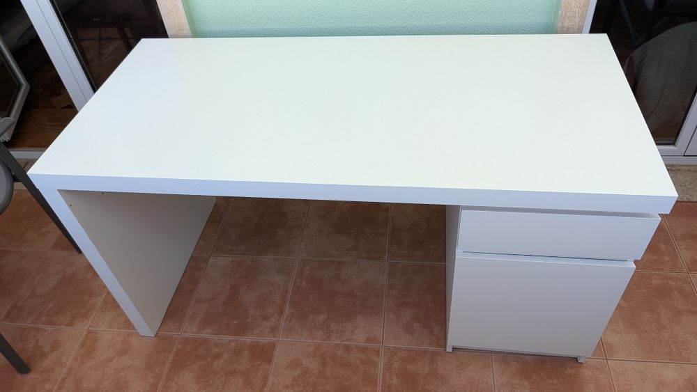Secretária IKEA MALM branca 140x65 — como nova, já montada