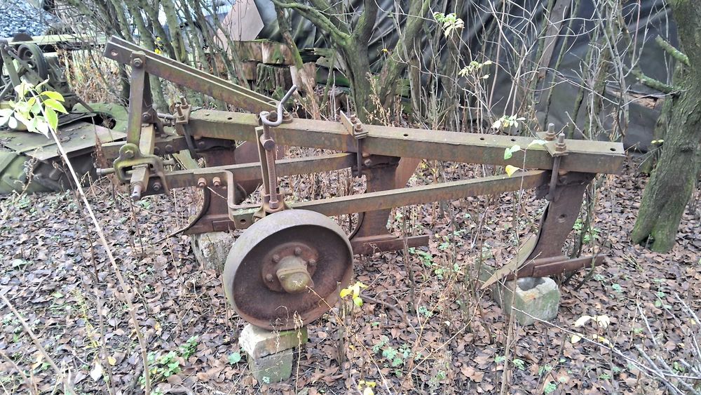 Плуг трехкорпусний