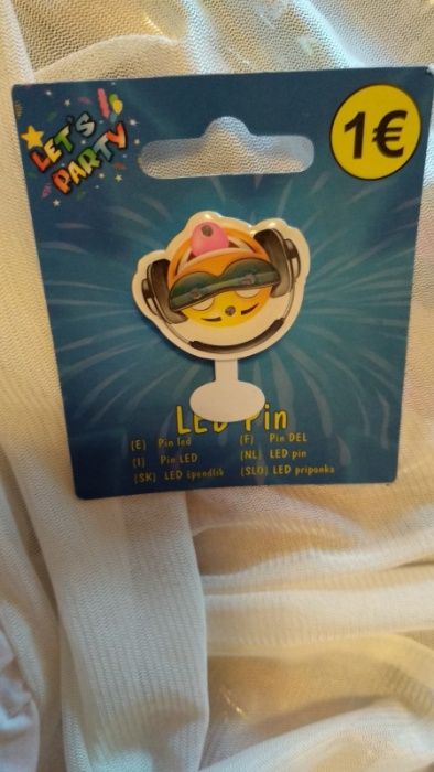 на подарок на открытке значок мигает и что то еще led pin британия