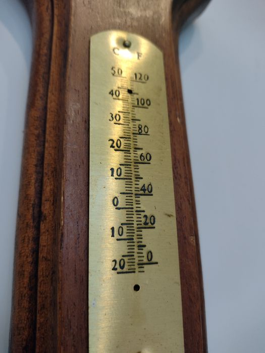 Барометр, гигрометр на дереве. Есть гектопаскали. Германия.