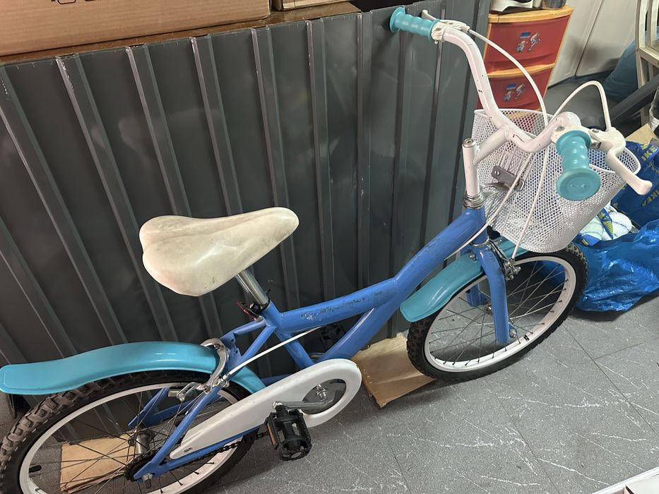 Bicicleta em bom estado com cesto