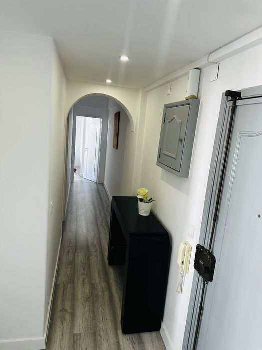 Quarto mobiliado p casal ou familiares c tv e frigorífico no quarto em São Brás Amadora