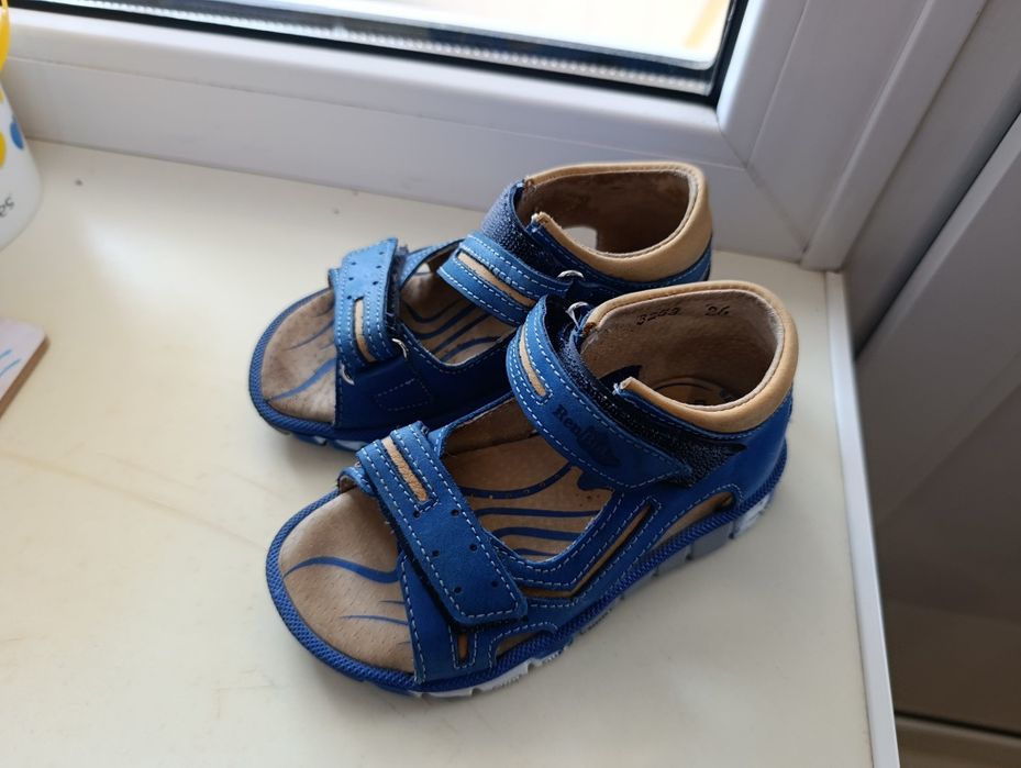 Продам босоніжки Bartek шкіра