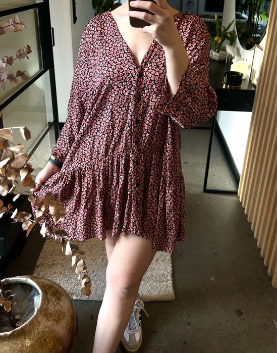 Krótka zwiewna sukienka w różowe kwiaty; plus size; curve; 5XL; 6XL