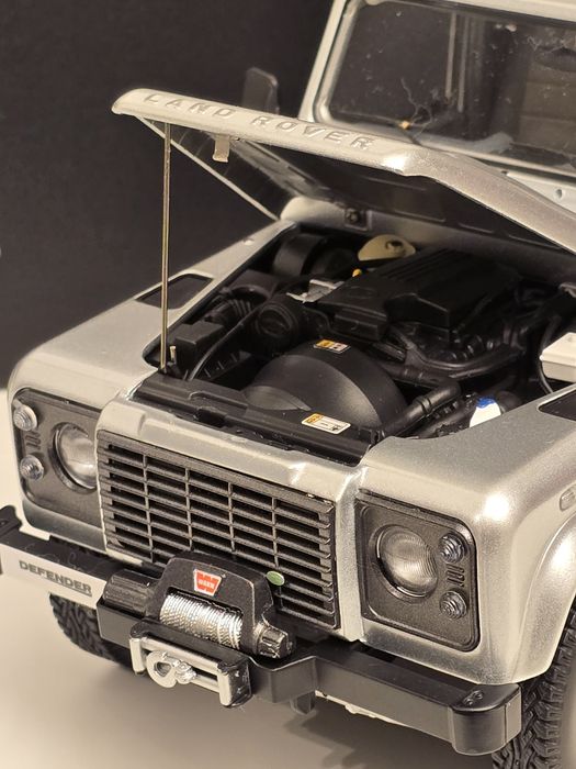 KYOSHO Land Rover Defender 90 Skala 1:18
