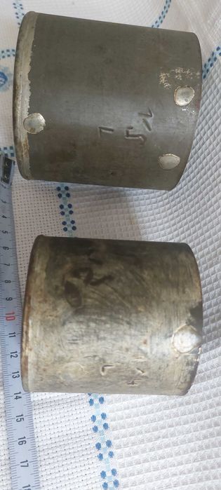 Duas medidas de líquidos em folha de flandres, 1/2 litro e 1/4 litro