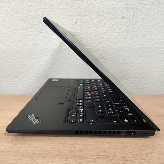 Потужний Lenovo X13 G1 13.3FHD/IPS Ryzen 5 Pro 4650U/8GB/SSD256/Vega6