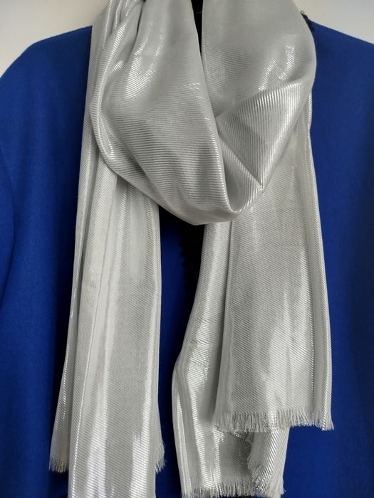 Nowy duży delikatny  szal ze srebrną nitką