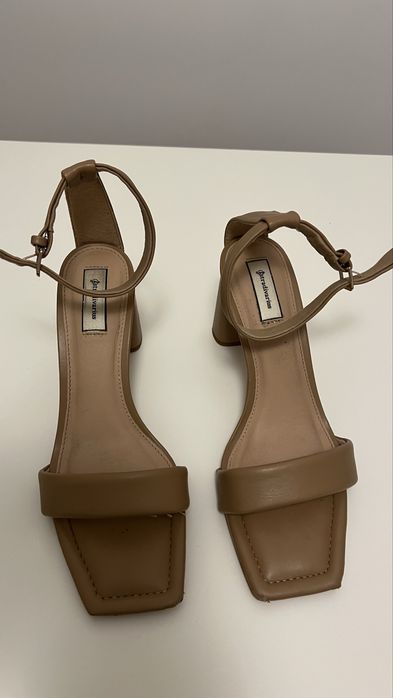 Beżowe brązowe sandały na obcasie Stradivarius 38