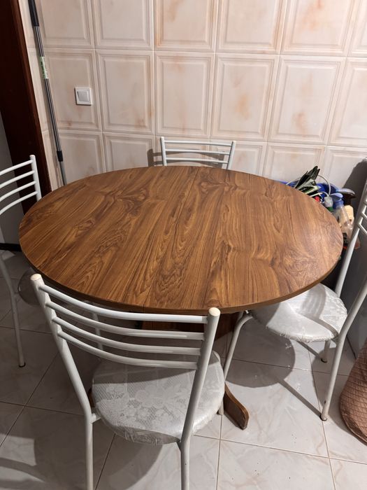Mesa redonda com estesao  de madeira  com 4 cadeiras 1.10N Ext 1.60