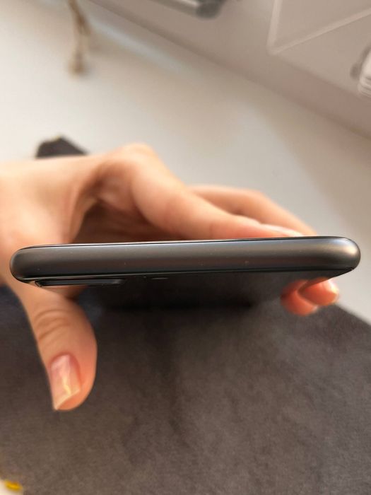 продам айфон 8+.
