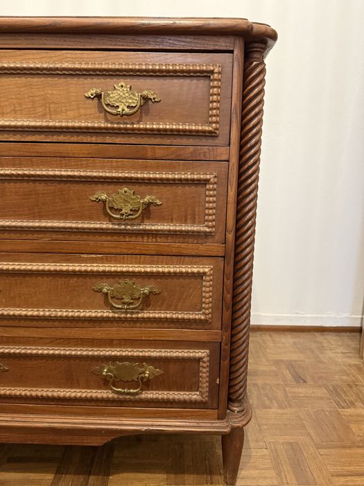 Cómoda Antiga em Madeira Maciça com Ferragens em Latão