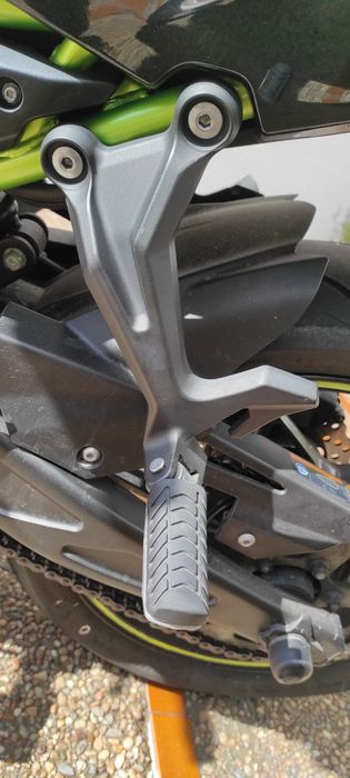 Pousa pés + suporte trazeiro esquerdo kawasaki z650