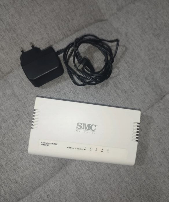 Switch 100 MB com fonte de alimentação.