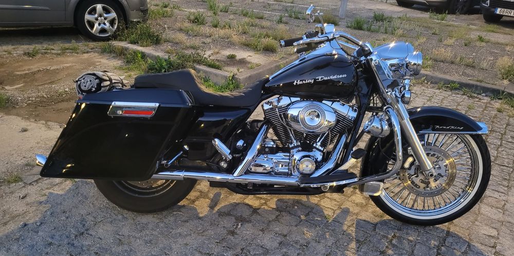 Harley Davidson Road king Chicano style