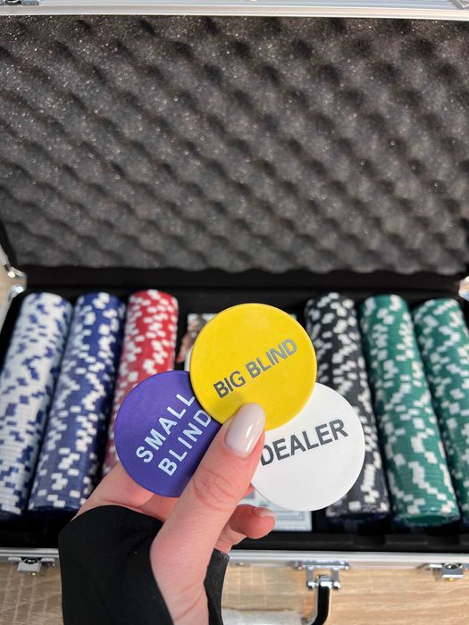 Якісний набір для гри в покер(300 фішок, 2 колоди карт,кейс,5 кубиків)