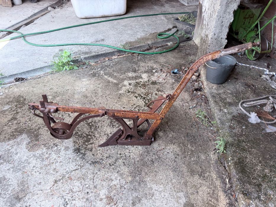 Arado Antigo de Tração Animal em Ferro – Peça Original