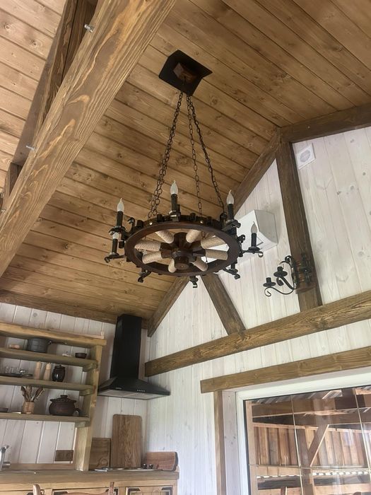 Люстра Деревʼяна колесо з ковкою свитилкик колесо
