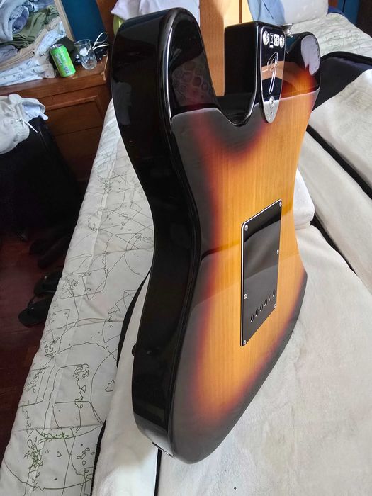 Fender Limited Edition MIJ 70s Telecaster Deluxe com Trêmolo – 3 Tone Sunburst