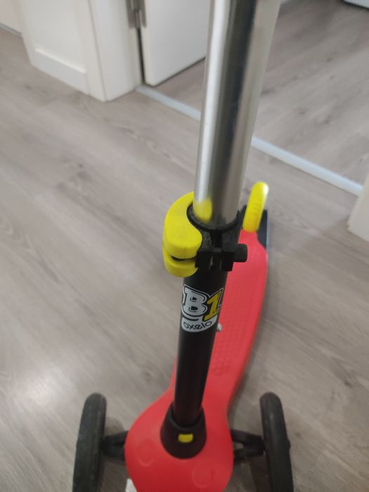 Vendo trotinetes de criança vermelha