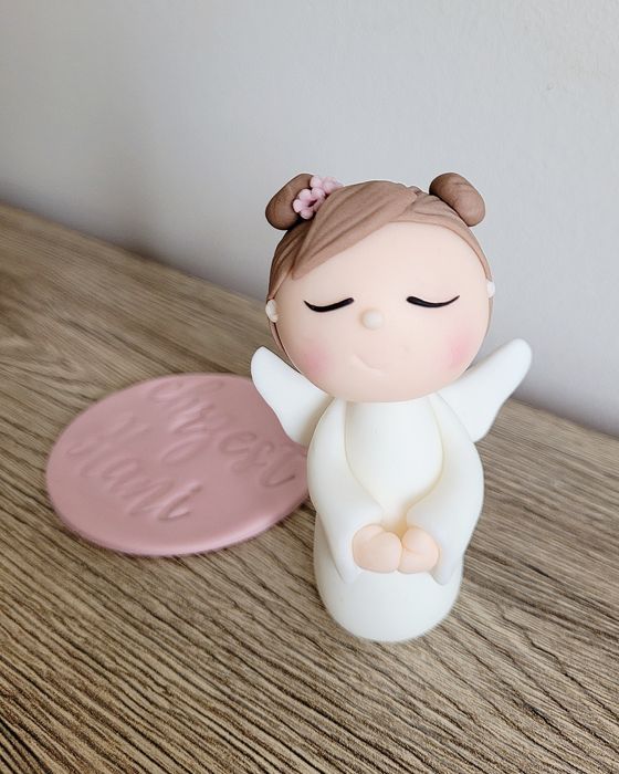 Aniolek z masy cukrowej figurka na tort dekoracja tortu chrzest