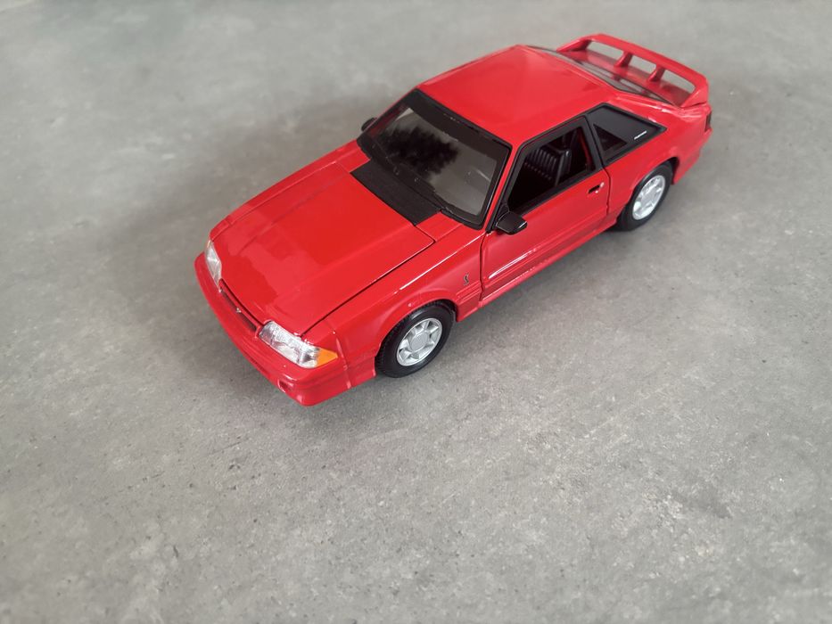 Model Welly skala 1/24 Ford Mustang SVT Cobra