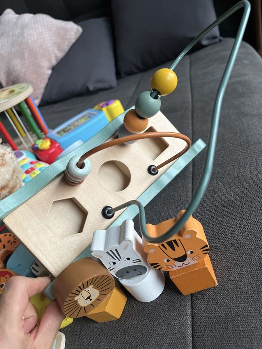 Drewniany sprter z koralikami i elementem