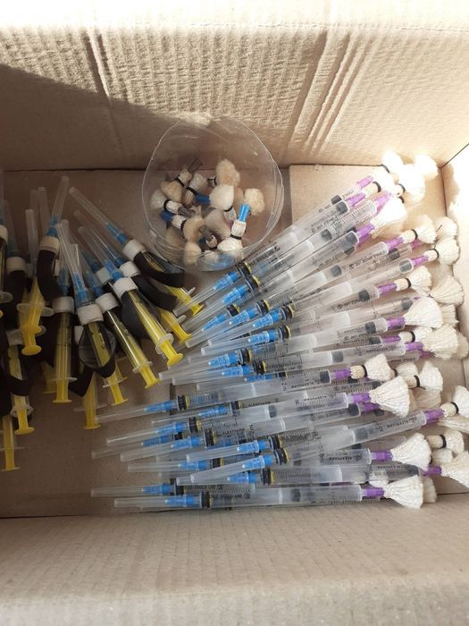 Шприци-дротики для дистанционного введения инъекций животным.