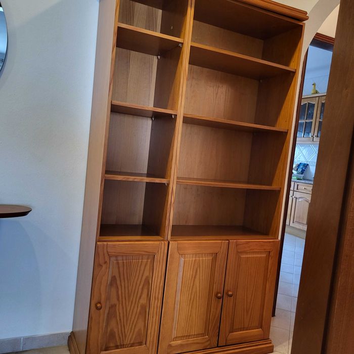 Prodam shafu z dereva.
Estou vendendo um guarda-roupa de madeira.