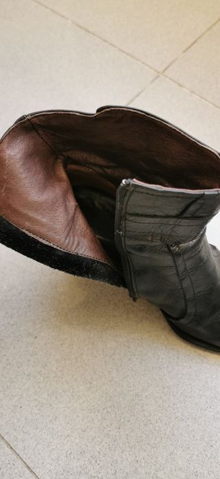 Botins pretos em pele