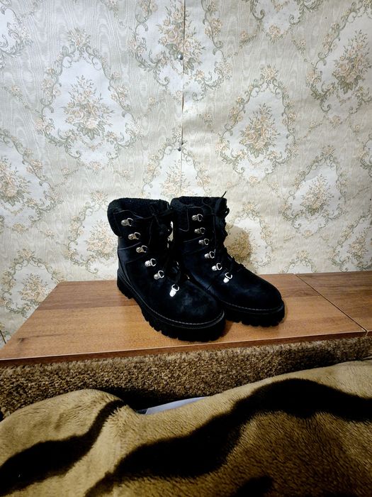 Продам женские зимние ботинки