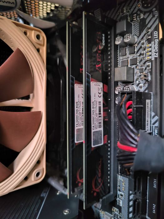 Vendo PC para reparação, com hardware em bom estado.