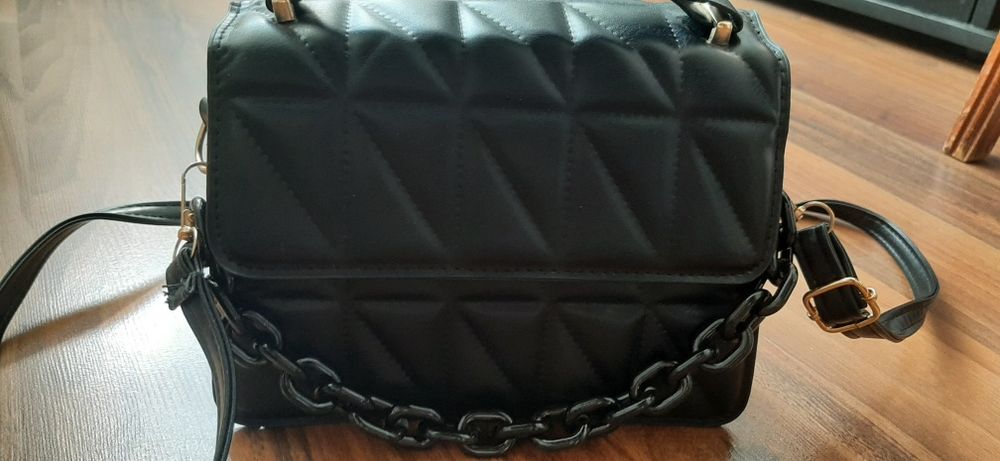 Маленька жіноча чорна сумочка