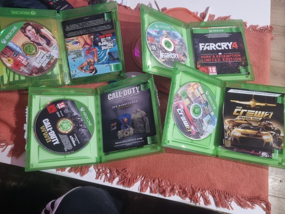 Troco/vendo Xbox one S de 1terabyte com comandos e 5 jogos