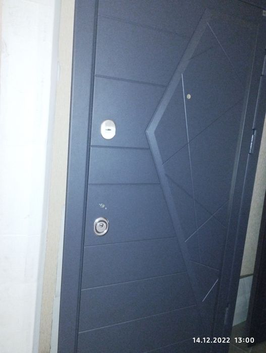 Вхідні двері нові праве відкривання