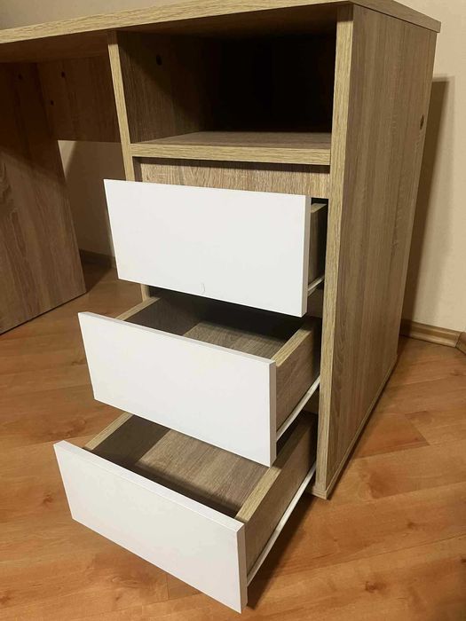 Biurko – 200 zł

Sprzedam biurko w dobrym stanie.
3 szuflady