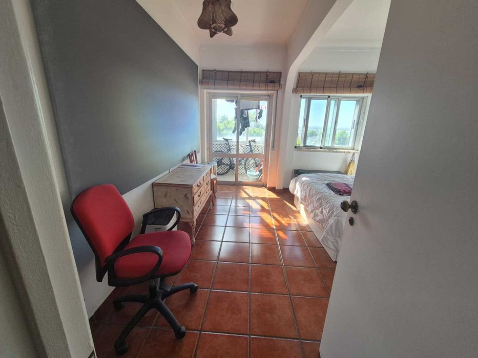 Quarto p/casal com banho privativo e marquise  em Alhandra