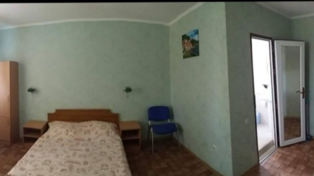 Сдаю   номера с удобствами, 120м до моря,  есть кухня, парковка во дворе