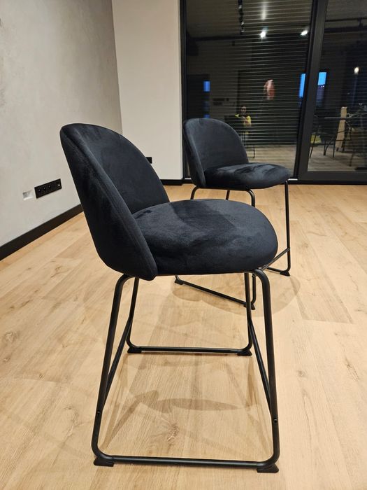 Dwa Hokery / krzesła  tapicerowane czarny welur