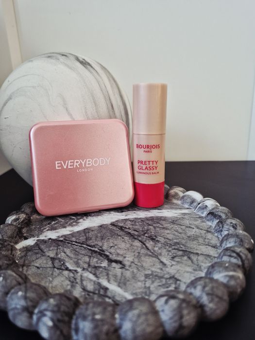 Róż Everybody London, rozświetlacz  Bourjois