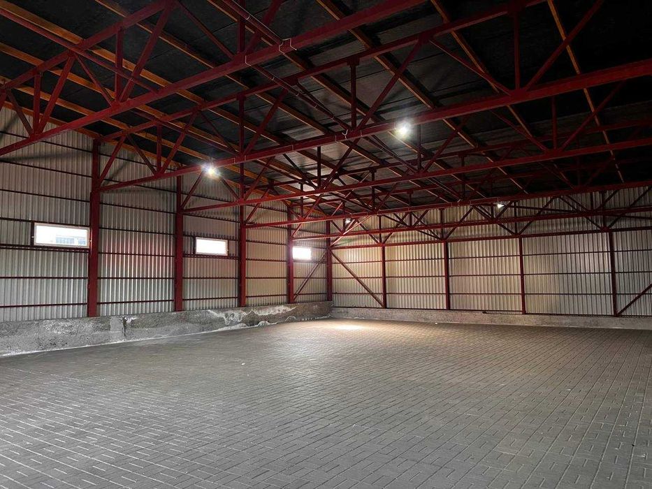 Здається в оренду ряд складських приміщень в районі Літака