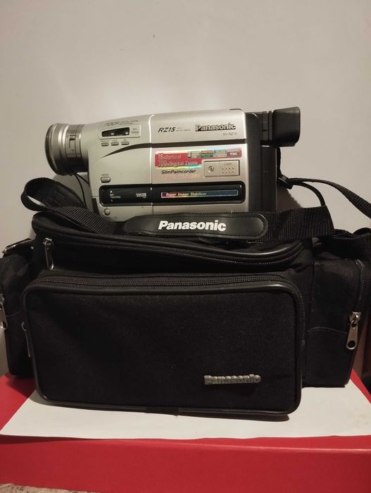 Винтажная видеокамера Panasonic RZ15.